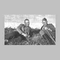 020-0001 Willi Loewner und Herr Tischereit, der Verwalter des Hofes -Weber- in Baerenbruch, einem Ortsteil von Gauleden..jpg